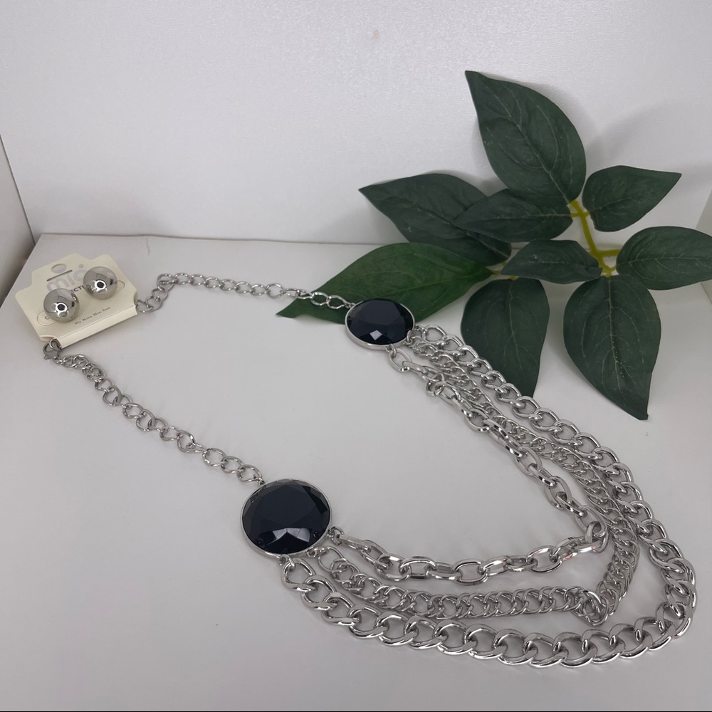 Necklace and earring set